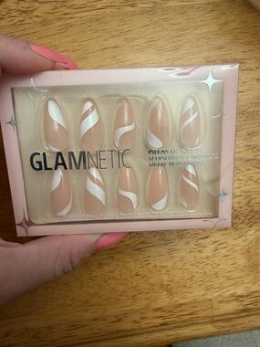 GLAMNETIC Marshmallow Swirl Medium Almond Nails NWT